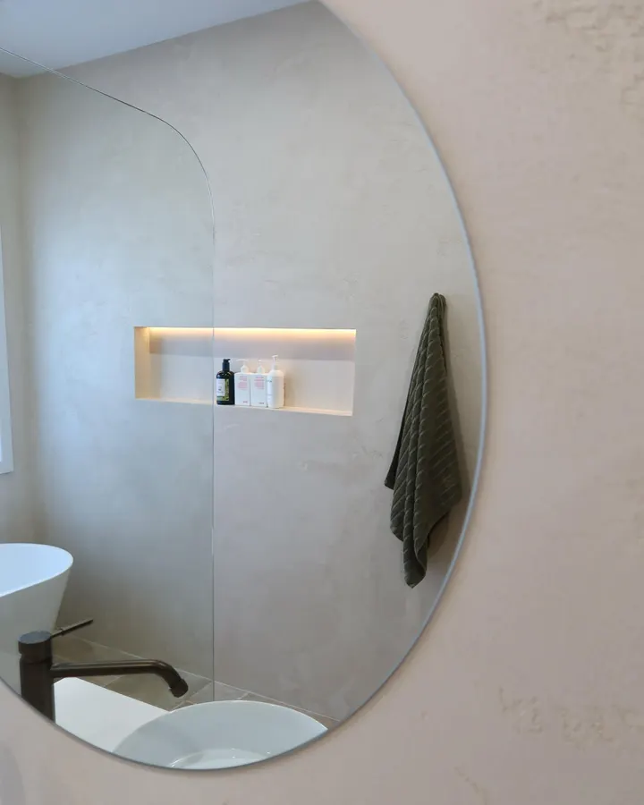 Bathroom finished in Venetian plaster